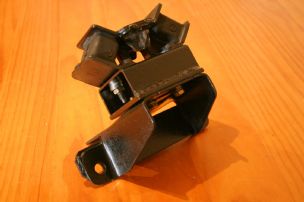Transmission crossmember adapter
